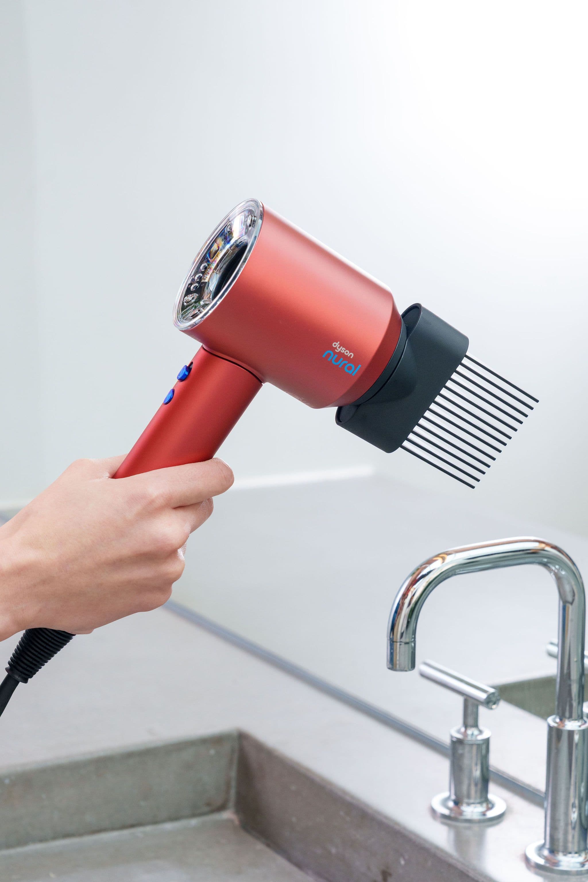 Dyson Supersonic in hand